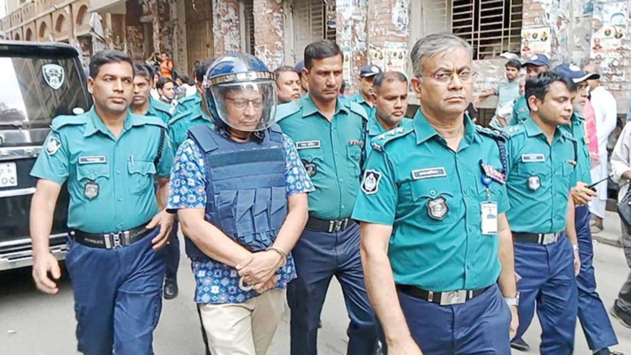 গণহত্যা মামলায় শেখ হাসিনার বিরুদ্ধে রাজসাক্ষী আইজিপি মামুন ট্রাইবুনালে