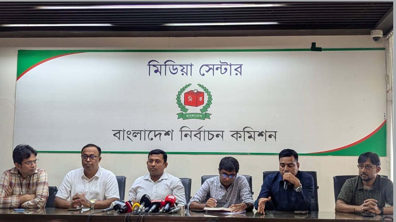 গণমাধ্যম নীতিমালা সংশোধন না করলে নির্বাচন কাভার করবে না সাংবাদিকরা- সিইসিকে আরএফইডি’র স্মারকলিপি