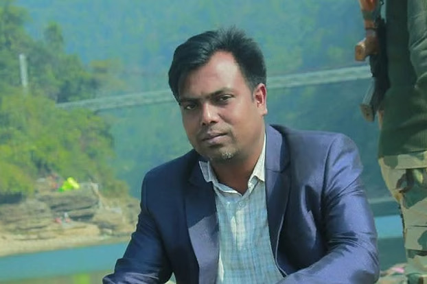 বিকেলে চাঁদাবাজি নিয়ে লাইভ, রাতে প্রকাশ্যে সাংবাদিককে কুপিয়ে হত্যা