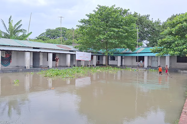 রাজশাহীতে পদ্মার পানি বাড়ায় বাড়ি ছাড়লেন অনেকে, চাঁপাইনবাবগঞ্জে নিম্নাঞ্চলে বন্যা পরিস্থিতি