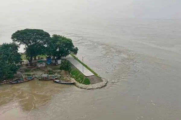 পদ্মার পানি বাড়ছেই, রাজশাহীর টি–বাঁধ ও আই–বাঁধ ভ্রমণে নিষেধাজ্ঞা