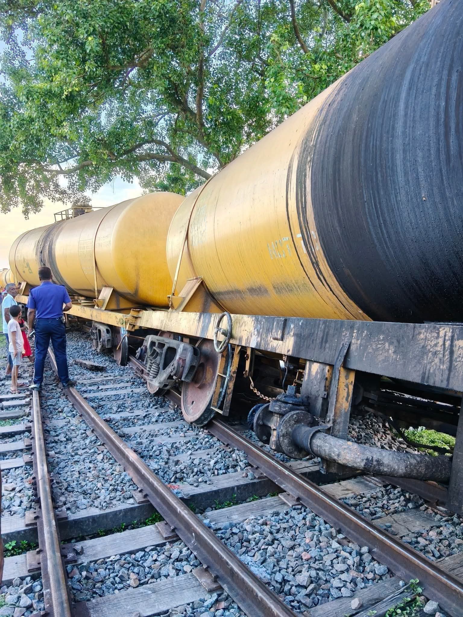 আমনুরা জংশনে তেলবাহী ট্রেন লাইনচ্যুত, চাঁপাইনবাবগঞ্জের সাথে সারাদেশের যোগাযোগ বন্ধ