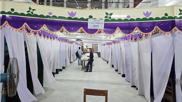 ডাকসু নির্বাচন: ভোটগ্রহণের জন্য প্রস্তুত কেন্দ্রগুলো
